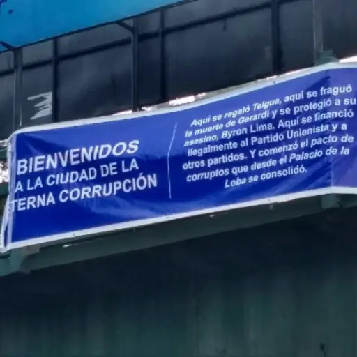 Mantas colocadas en la ciudad ,