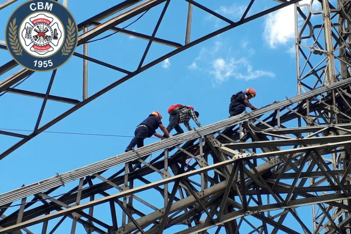 Bomberos rescatan hombre en Torre del Reformador, 