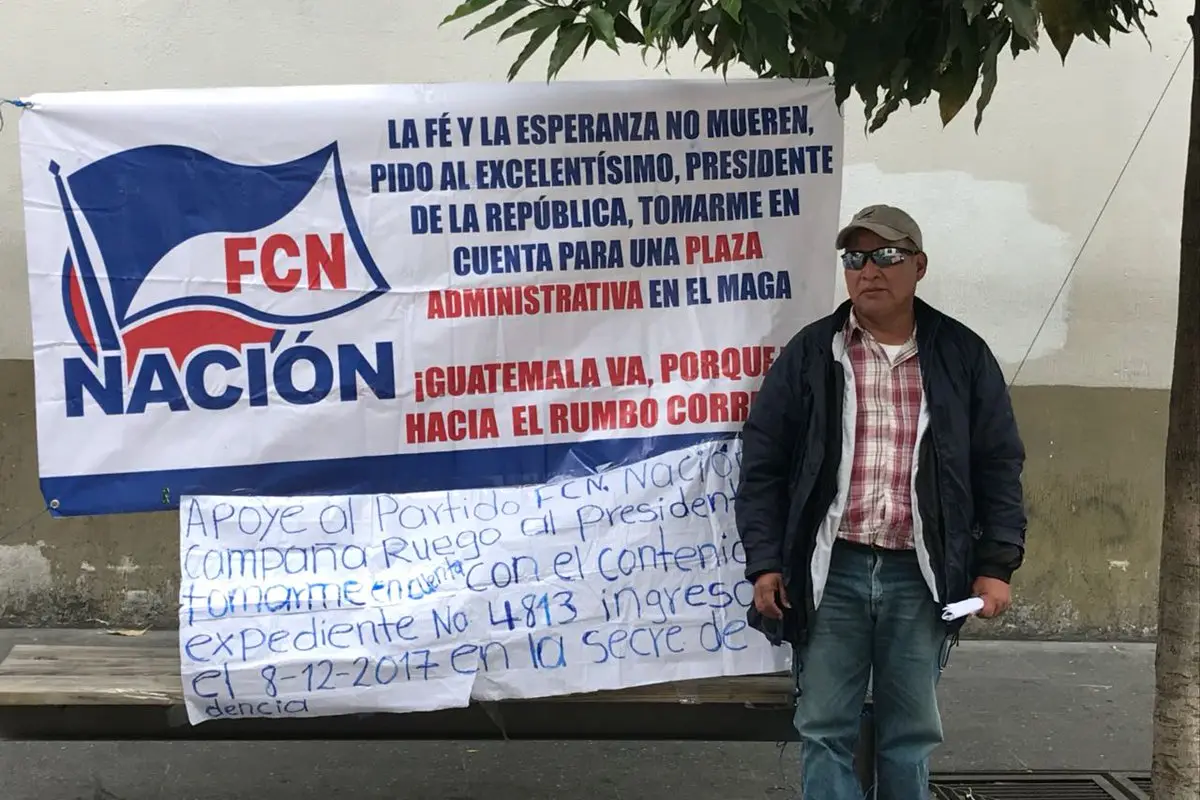 Manifestante pide trabajo a Jimmy Morales EU Emisoras Unidas Guatemala, 