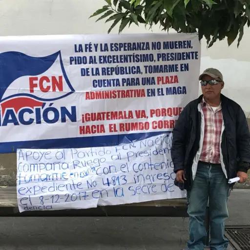 Manifestante pide trabajo a Jimmy Morales EU Emisoras Unidas Guatemala ,