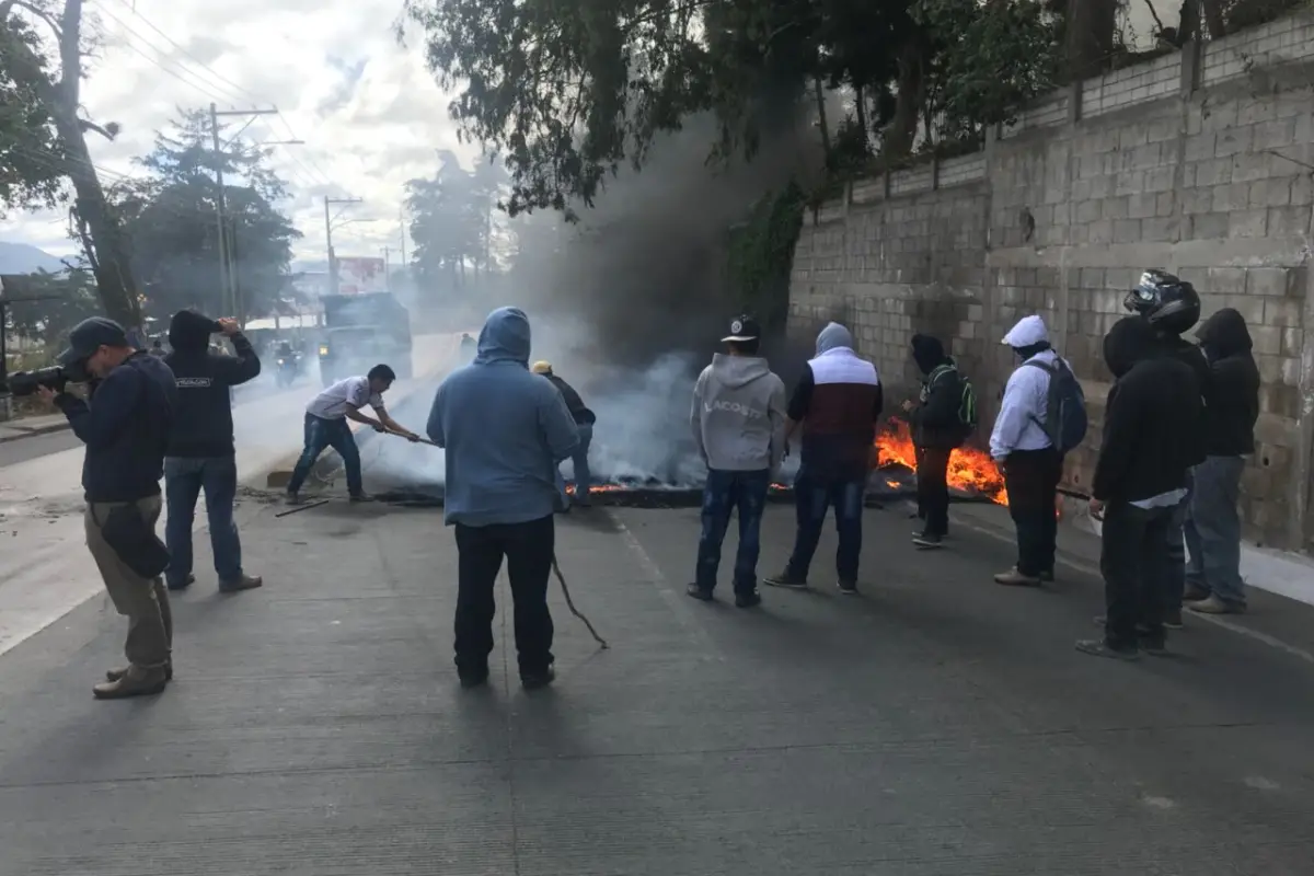 Pilotos quema de llantas protesta por extorsiones, 