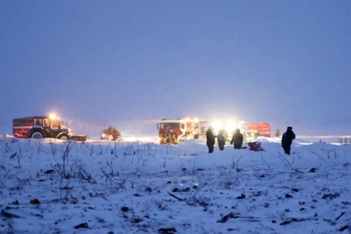 MOS02. Argunovo (Russian Federation), 11/02/2018.- A handout photo made available by the Russian Emergencies Ministry press office shows fire fighters and emergencies ministry rescue staff arriving to the site of plane crash near Argunovo, Ramensky distri