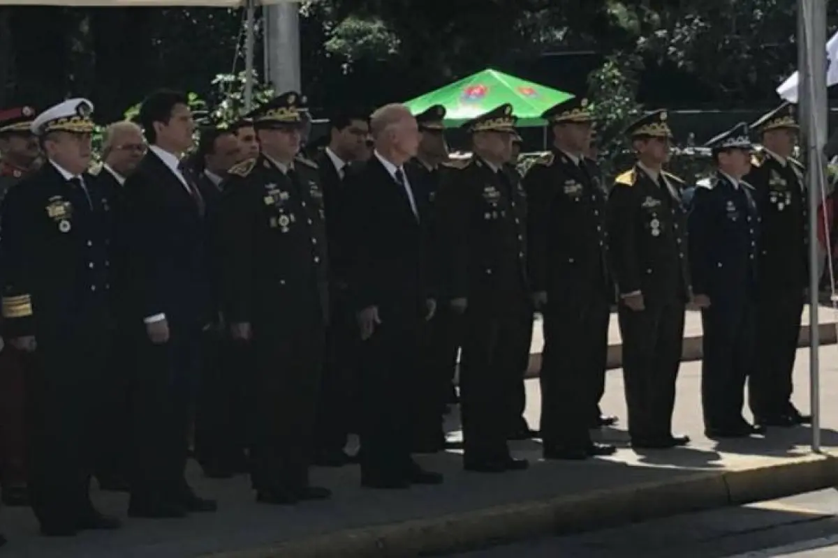 Arzú condecora a oficiales Escuela Politécnica por Bandera, 