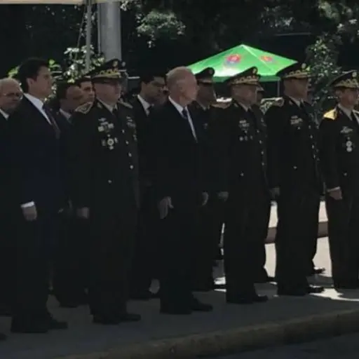 Arzú condecora a oficiales Escuela Politécnica por Bandera ,