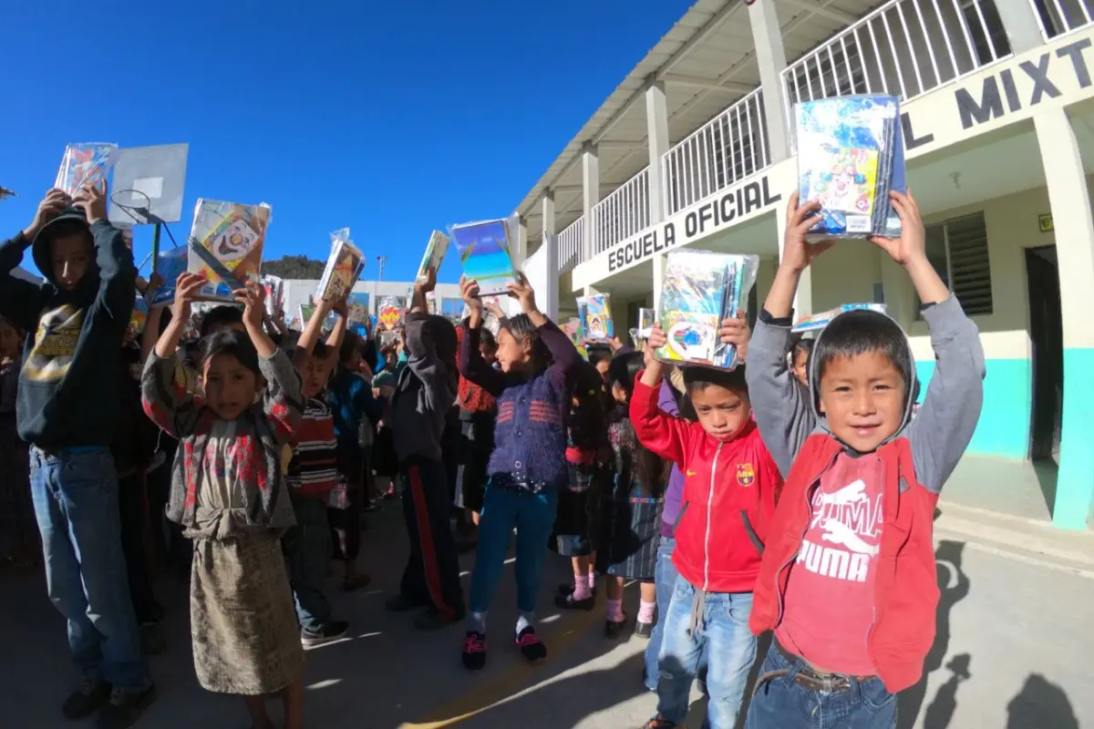 Niños y niñas de aldeas de Sololá, Cuadernos con Corazón, 