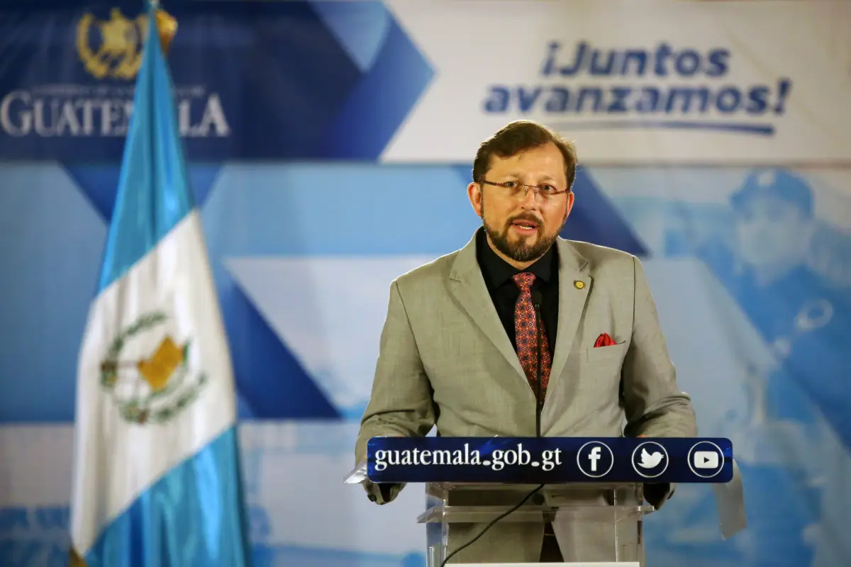 GU1021. CIUDAD DE GUATEMALA (GUATEMALA), 05/03/2018.- El portavoz de la Presidencia de Guatemala, Heinz Heimann, habla durante conferencia de prensa hoy, lunes 5 de marzo de 2018, en el Palacio Nacional de Ciudad de Guatemala (Guatemala). El Gobierno de G