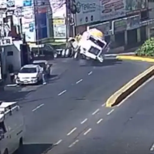 camión vuelca por excesiva velocidad ,