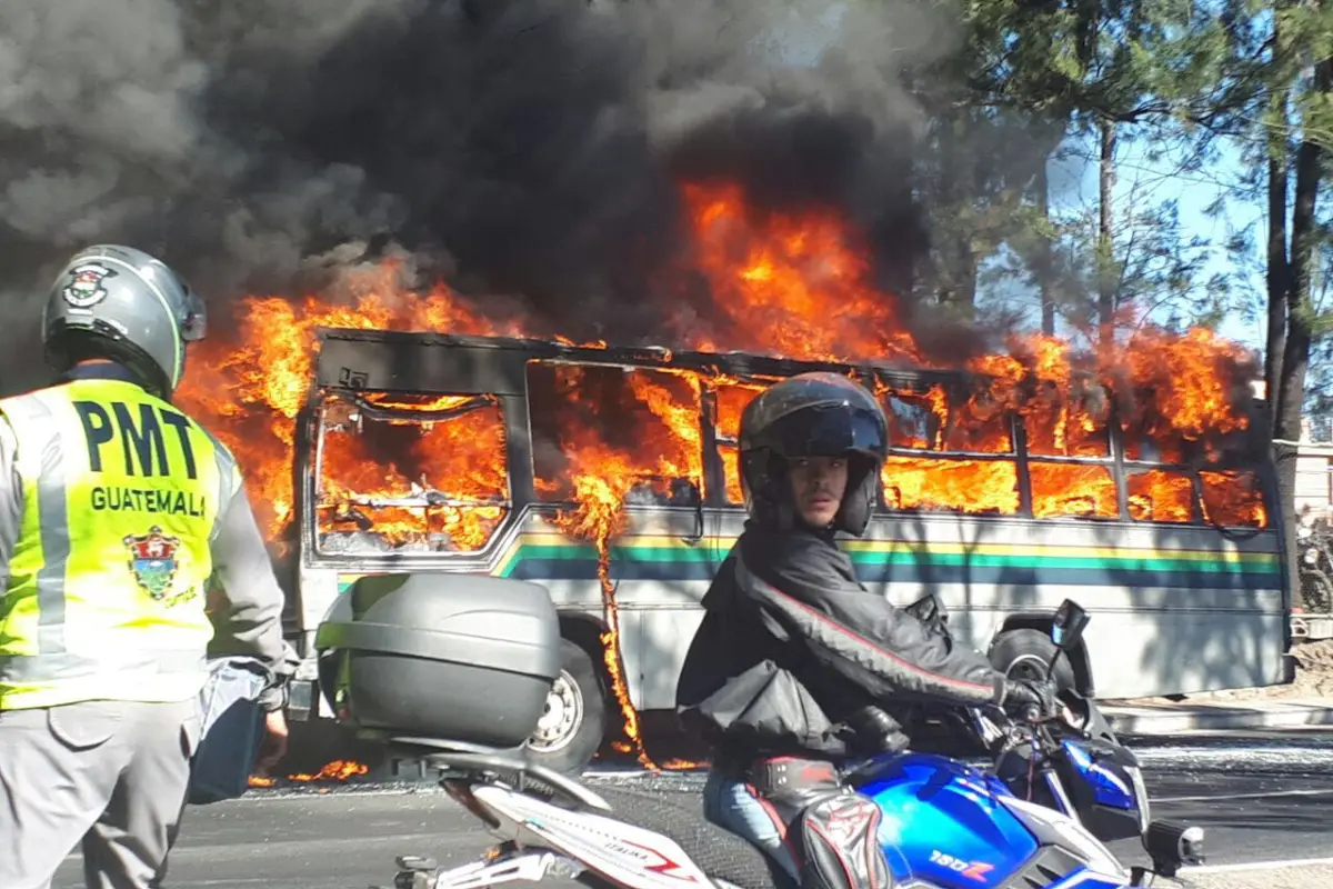 Bus se incendia sobre el Periférico, 