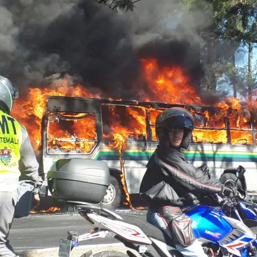 Bus se incendia sobre el Periférico ,