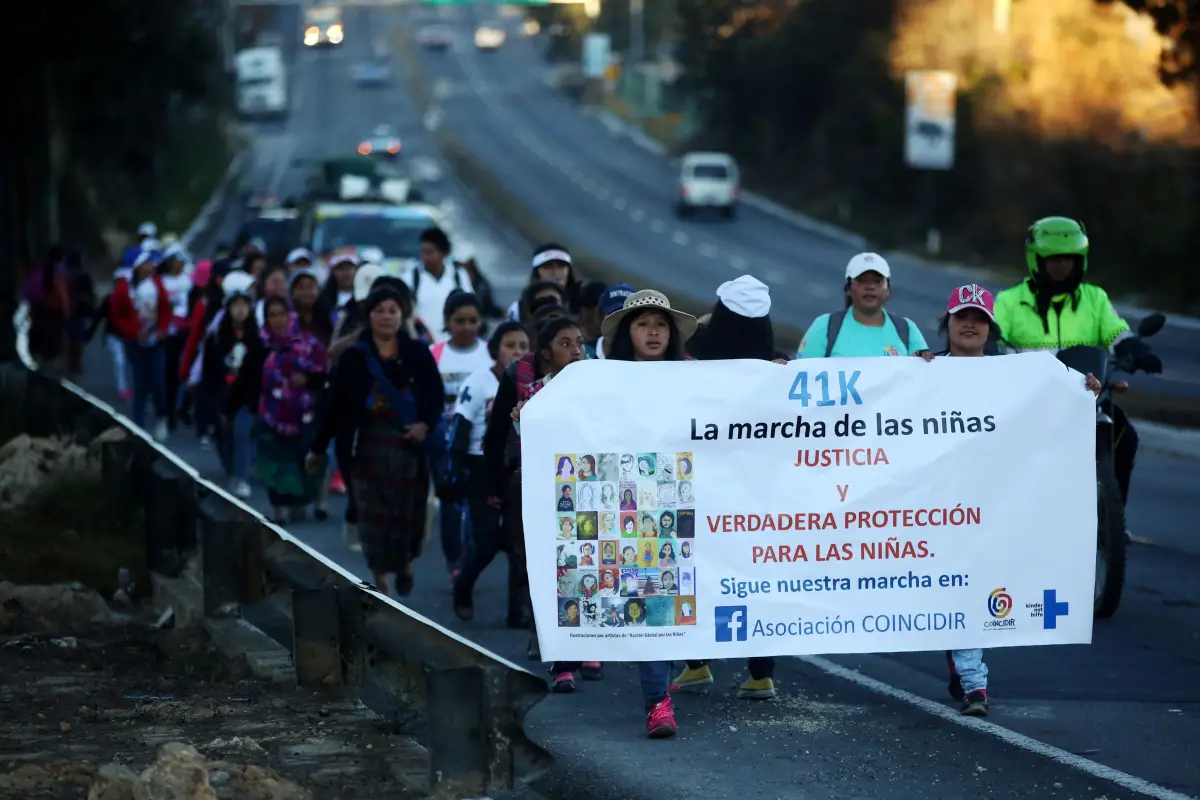 ACOMPAÑA CRÓNICA: GUATEMALA MENORES - GU37. SUMPANGO (GUATEMALA), 07/03/2018.- Un grupo de niñas participa en una caminata durante la madrugada de hoy, miércoles 7 de marzo de 2018, en Sumpango (Guatemala). Un grupo de niñas y adolescentes de la organizac