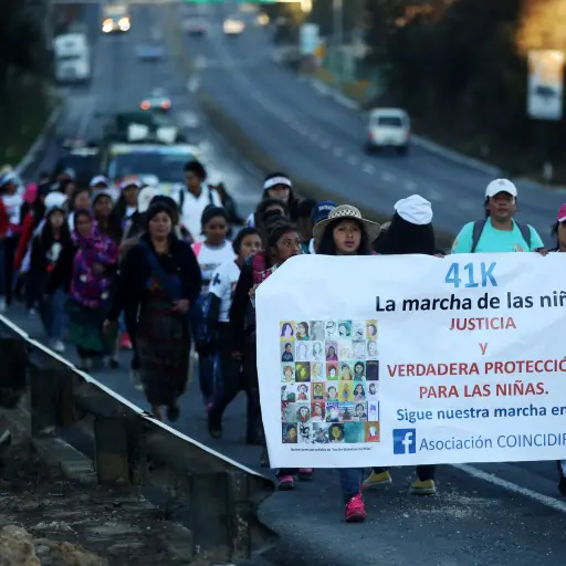 ACOMPAÑA CRÓNICA: GUATEMALA MENORES - GU37. SUMPANGO (GUATEMALA), 07/03/2018.- Un grupo de niñas participa en una caminata durante la madrugada de hoy, miércoles 7 de marzo de 2018, en Sumpango (Guatemala). Un grupo de niñas y adolescentes de la organizac