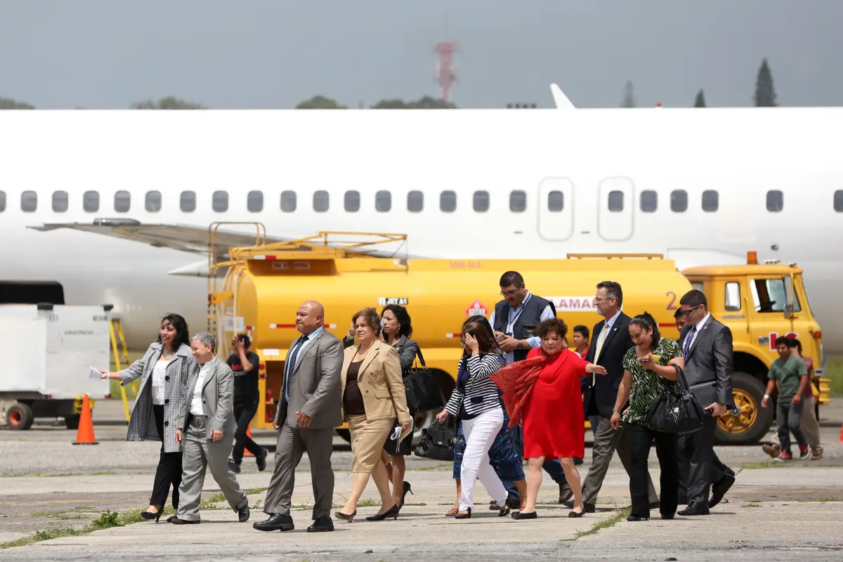 GU5001. CIUDAD DE GUATEMALA (GUATEMALA), 02/09/2016.- Una comitiva del Servicio de Inmigración y Control de Aduanas de Estados Unidos observa a deportados guatemaltecos bajar de un avión proveniente de Meza, Arizona (EEUU), en la Fuerza Aérea de Ciudad de