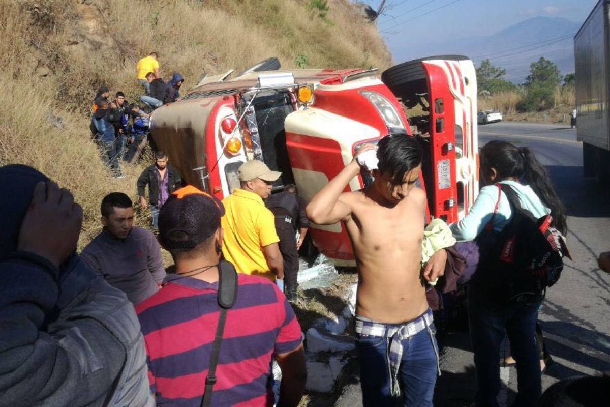 Bus extraurbano vuelca en ruta a Las Verapaces y deja 17 pasajeros heridos