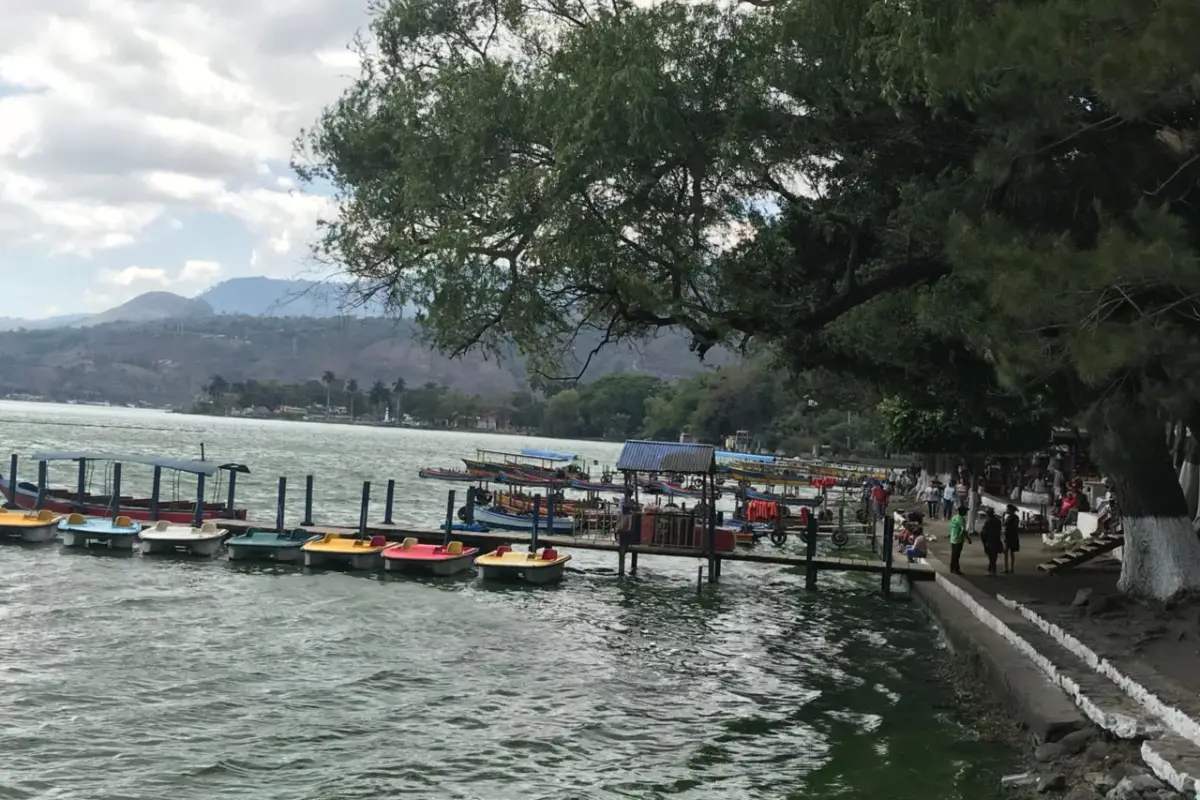 El Acuerdo Gubernativo 537-2006  establece celebrar el Día del Lago de Amatitlán el primer domingo de diciembre., 