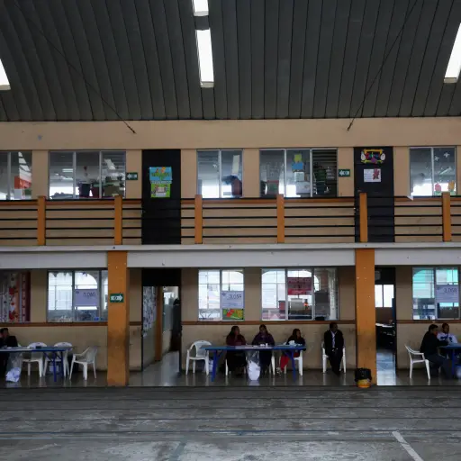 ACOMPAÑA CRÓNICA: GUATEMALA BELICE - GU7025. SAN PEDRO SACATEPEQUEZ (GUATEMALA), 15/04/18.- Vista general de una escuela en el municipio de San Pedro Sacatepéquez (Guatemala) que sirve como puesto de votación hoy domingo 15 de abril de 2018. Desdén y una 