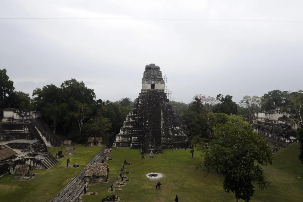 GUA01. TIKAL, (GUATEMALA), 28/02/2011.- Vista del templo del Gran Jaguar, la construcción principal de la ciudad más grande de Tikal, la más grande de las antiguas ciudades de los mayas del período clásico. Está situada en la región de Petén, 569 kilómetr