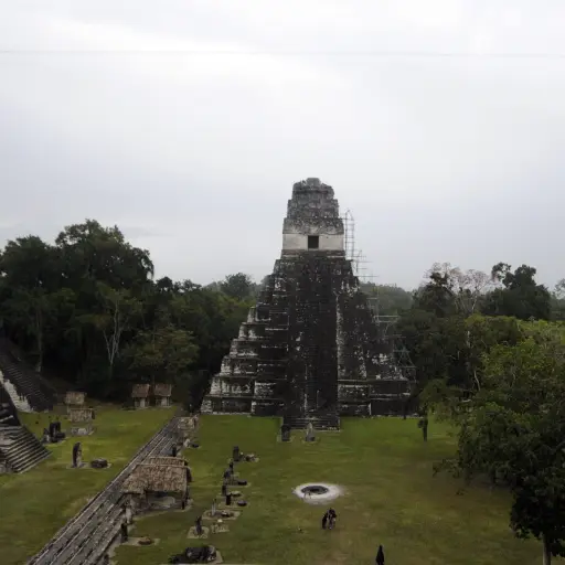 GUA01. TIKAL, (GUATEMALA), 28/02/2011.- Vista del templo del Gran Jaguar, la construcción principal de la ciudad más grande de Tikal, la más grande de las antiguas ciudades de los mayas del período clásico. Está situada en la región de Petén, 569 kilómetr
