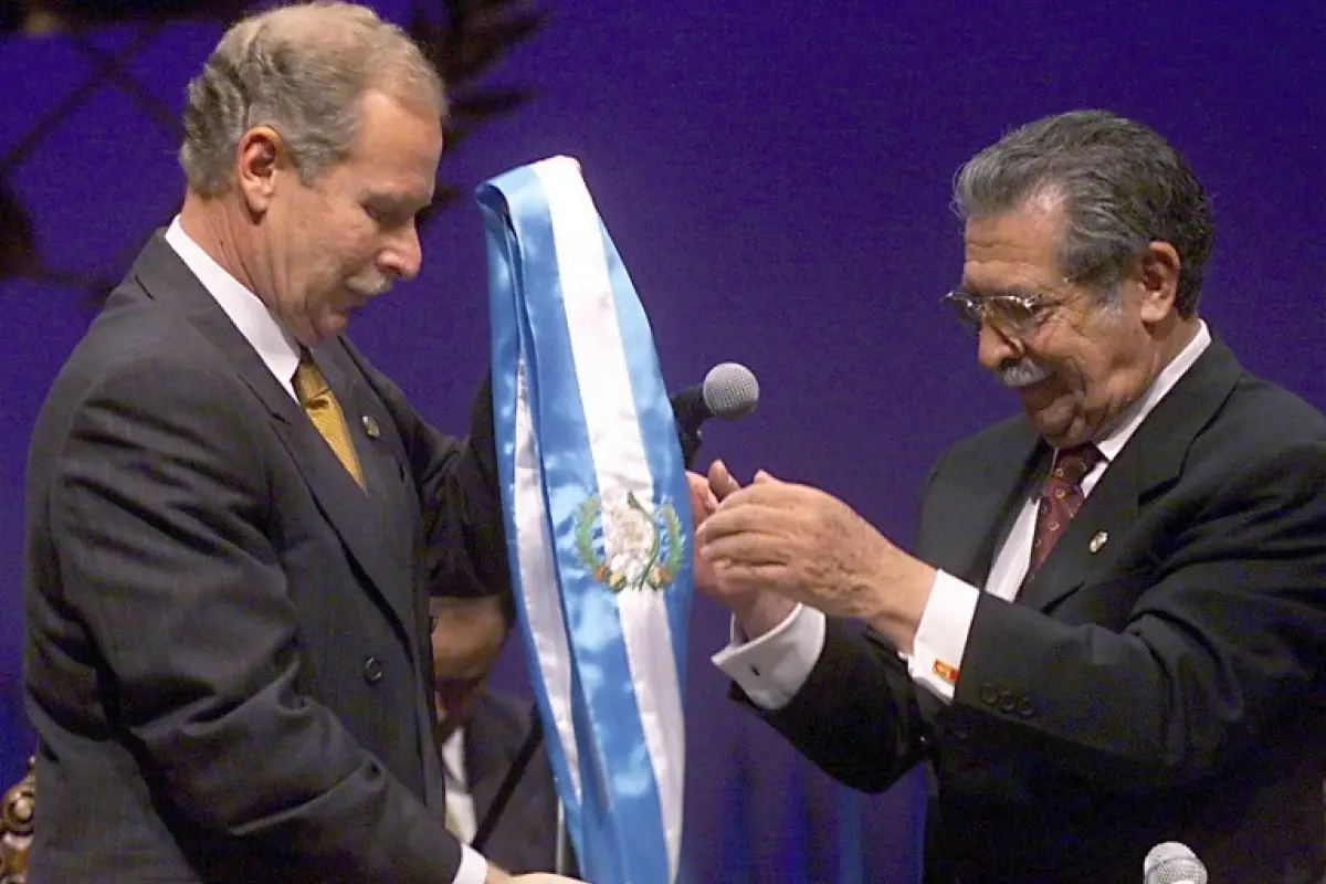 Ex-Guatemalan President Alvaro Arzu (L) hands the presidential band to president-elect of the Guatemalan Congress General Efrain Rio Montt (R) 14 January 2000 in Guatemala City.
El ex presidente de la nacion, Alvaro Arzu (I), entrega la banda presidencial