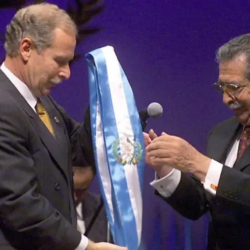 Ex-Guatemalan President Alvaro Arzu (L) hands the presidential band to president-elect of the Guatemalan Congress General Efrain Rio Montt (R) 14 January 2000 in Guatemala City.El ex presidente de la nacion, Alvaro Arzu (I), entrega la banda presidencial