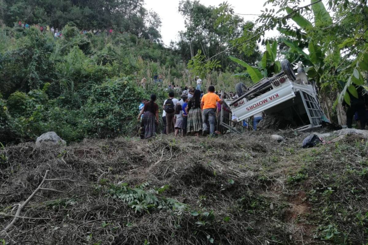Cuatro muertos y una veintena de niños heridos tras volcar un vehículo ...