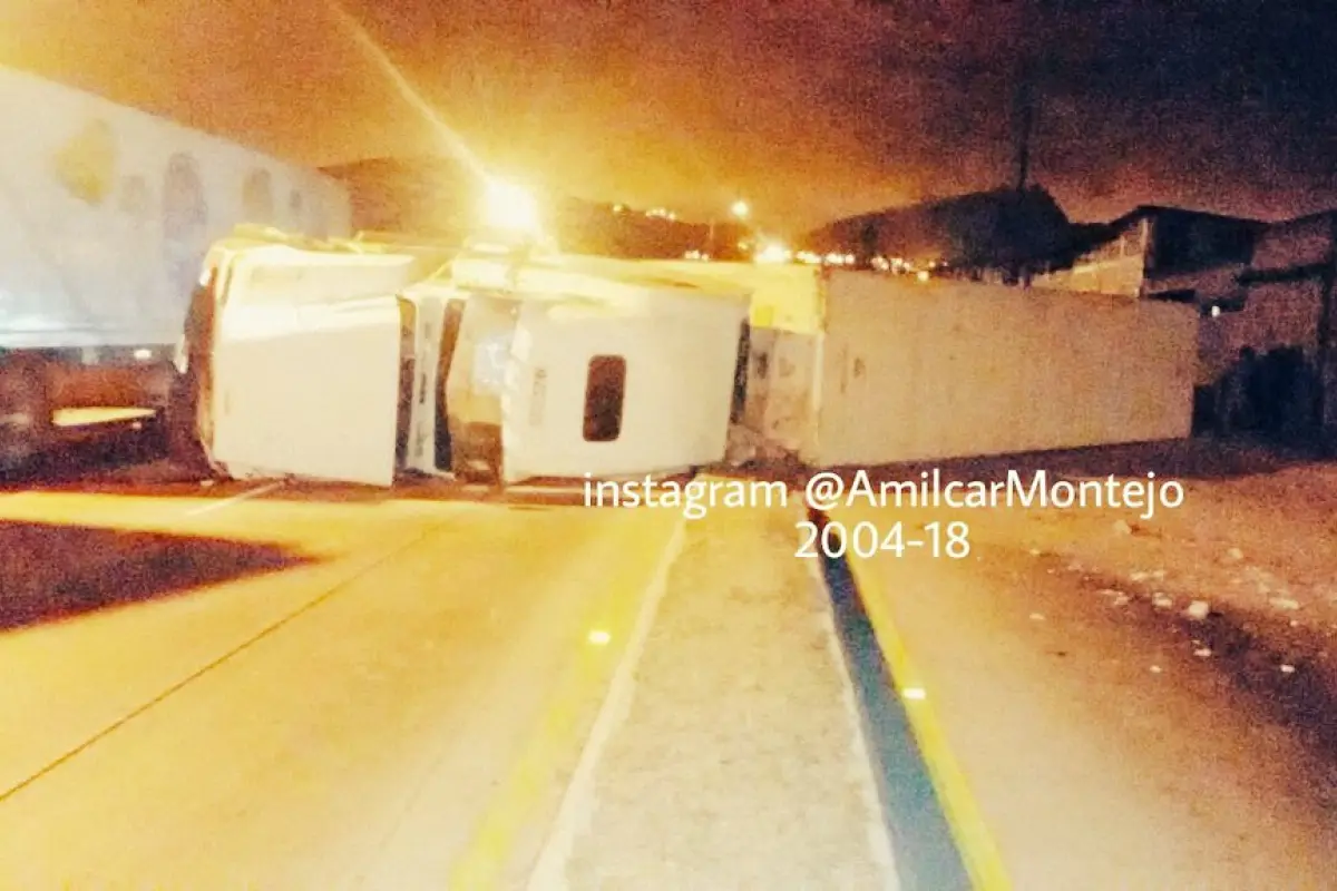 Tráiler volcado ruta al Atlántico, 