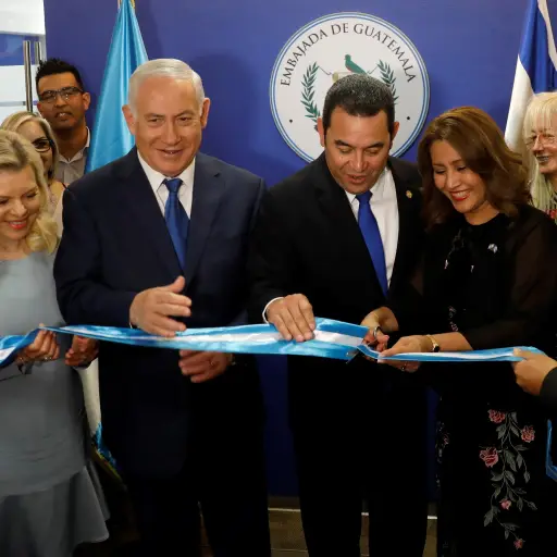 JER04. JERUSALÉN , 24/02/2018.- El primer ministro israelí, Benjamin Netanyahu (c-izq), acompañado de su esposa Sara (izq), el presidente de Guatemala, Jimmy Morales (c-dcha), y su esposa Hilda Patricia Marroquin (3-R) inauguran la Embajada de Guatemala e