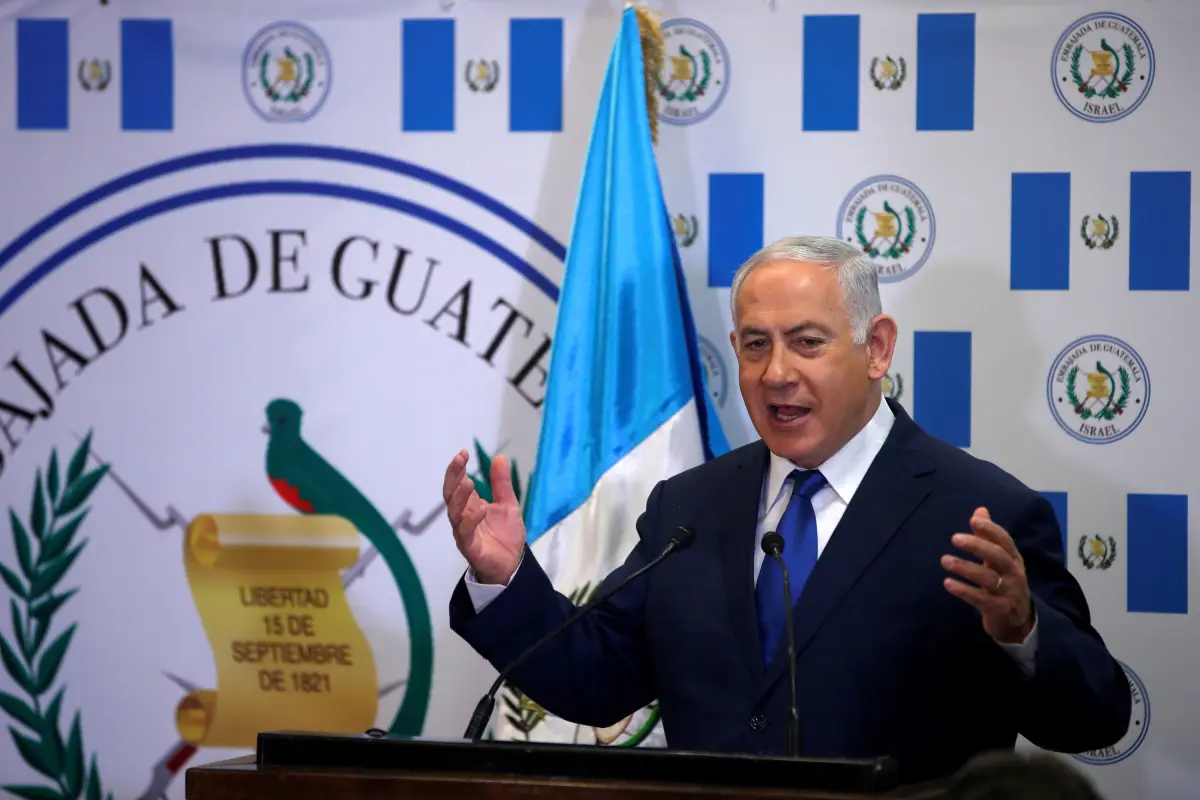 JER04. JERUSALÉN , 24/02/2018.- El primer ministro israelí, Benjamin Netanyahu (c), da un discurso durante la ceremonia de inauguración de la Embajada de Guatemala en Jerusalén, hoy, 16 de mayo de 2018. EFE/ Ronen Zvulun / Pool