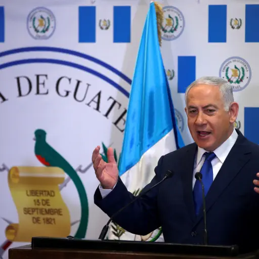 JER04. JERUSALÉN , 24/02/2018.- El primer ministro israelí, Benjamin Netanyahu (c), da un discurso durante la ceremonia de inauguración de la Embajada de Guatemala en Jerusalén, hoy, 16 de mayo de 2018. EFE/ Ronen Zvulun / Pool