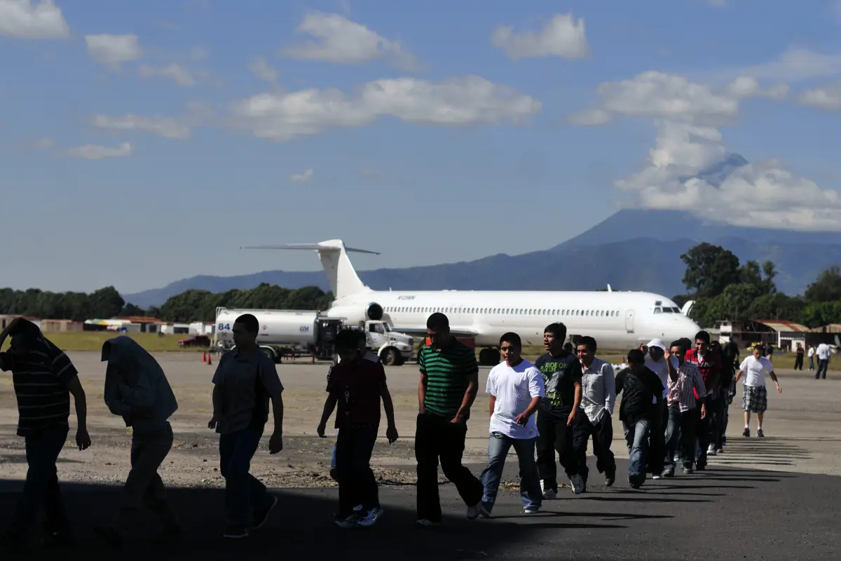 GUA01. CIUDAD DE GUATEMALA (GUATEMALA), 05/11/2010.- Un grupo de deportados camina después de llegar hoy, viernes 5 de noviembre de 2010, procedente de Estados Unidos, al aeropuerto de la Fuerza Aérea en Ciudad de Guatemala. Este es uno de varios vuelos c