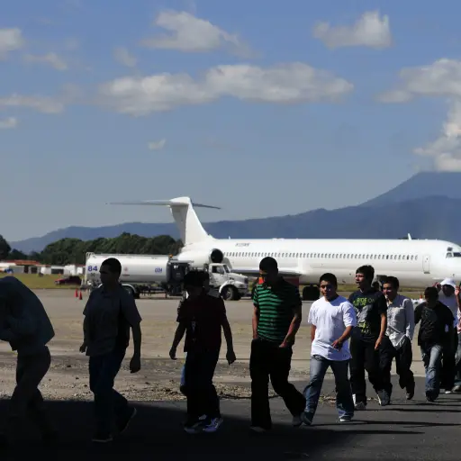 GUA01. CIUDAD DE GUATEMALA (GUATEMALA), 05/11/2010.- Un grupo de deportados camina después de llegar hoy, viernes 5 de noviembre de 2010, procedente de Estados Unidos, al aeropuerto de la Fuerza Aérea en Ciudad de Guatemala. Este es uno de varios vuelos c