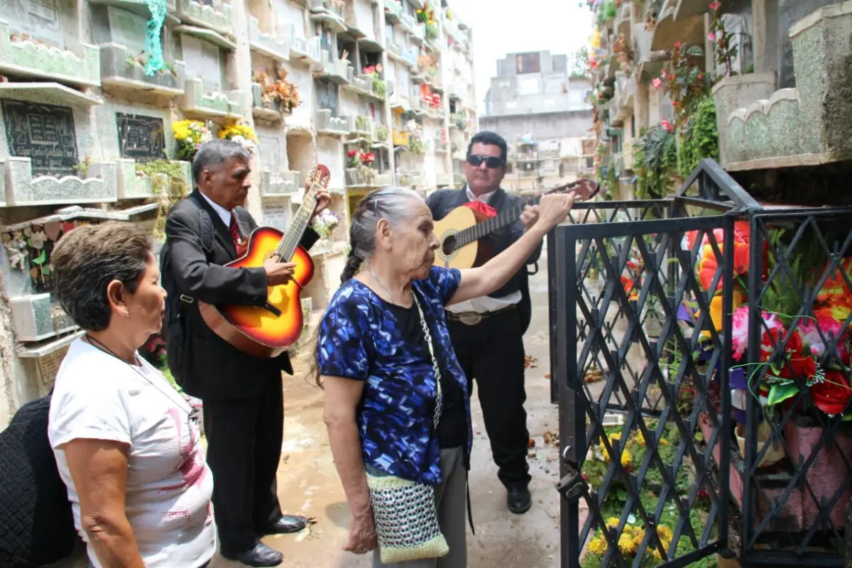 Madres flores y serenata, 