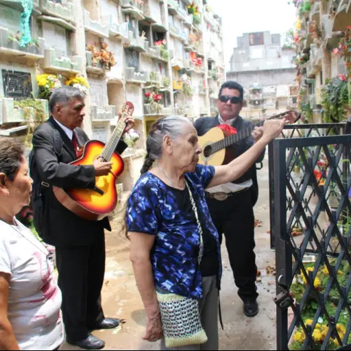 Madres flores y serenata ,