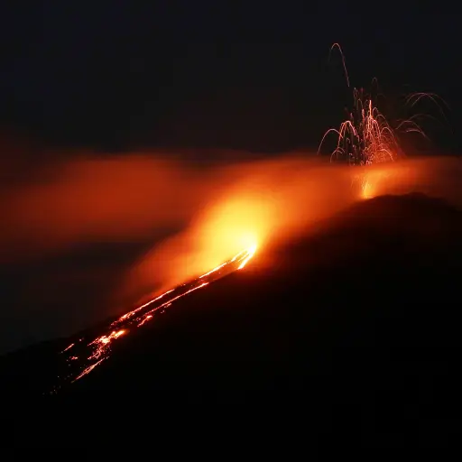 GRAF7187. SAN VICENTE PACAYA (GUATEMALA), 03/05/2018.- El volcán de Pacaya, uno de los más activos que hay en Guatemala y que ha aumentado su actividad en los últimos días, presenta hoy jueves 3 de abril de 2018 un flujo de lava de unos 500 metros de larg