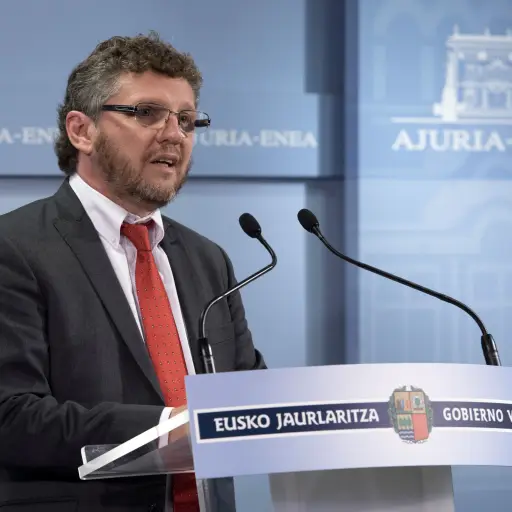 GRA057. VITORIA, 24/04/2017.- El expresidente del Comité de Derechos Humanos de Naciones Unidas, Fabián Salvioli, quien ha elaborado un estudio sobre el encaje de la ley vasca de víctimas policiales en el derecho internacional, durante la rueda de prensa 