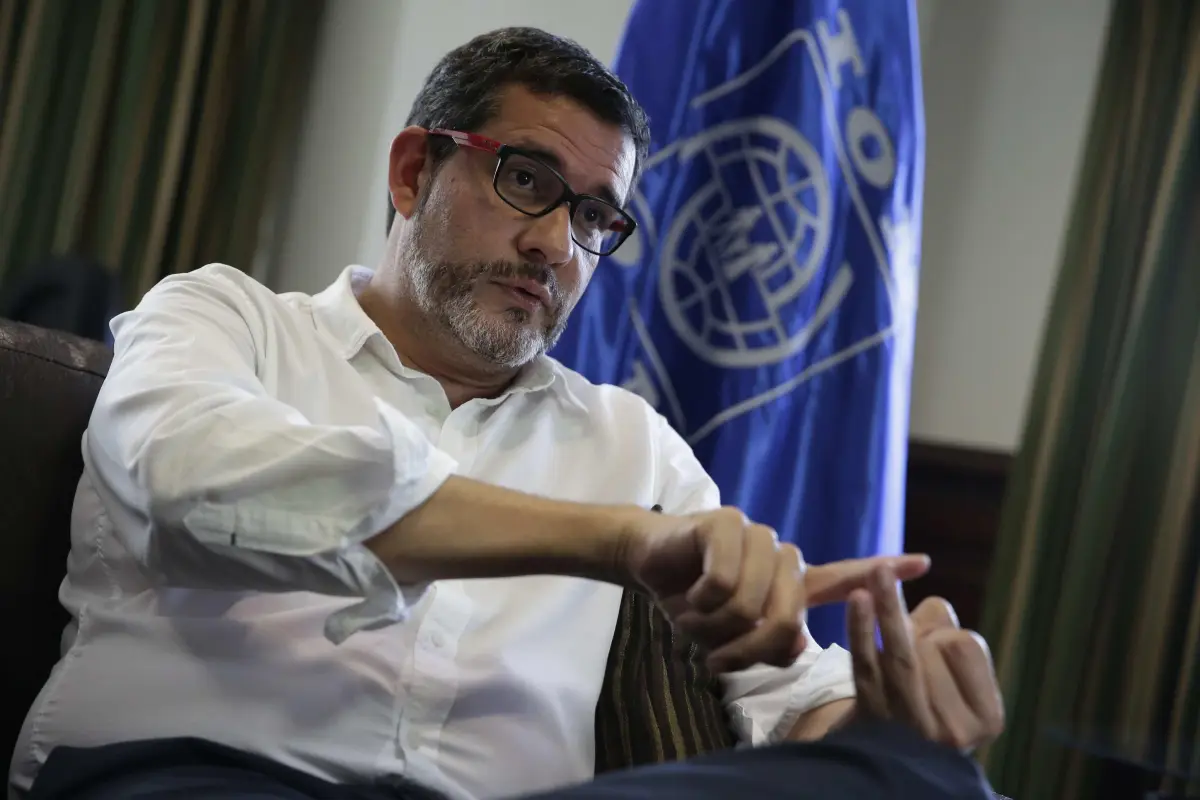 ES4001. SAN SALVADOR (EL SALVADOR) 1/02/2018- Fotografía del 19 de enero de 2018 en la que aparece el funcionario de la Organización Internacional para las Migraciones (OIM), Jorge Peraza, durante una entrevista con Efe en la capital salvadoreña. Peraza a