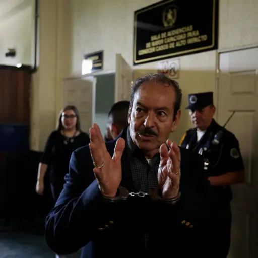GU3009. CIUDAD DE GUATEMALA (GUATEMALA), 23/05/2018.- El militar retirado Hugo Ramiro Zaldaña ingresa la sala donde se llevo a cabo la sentencia en su contra. En Tribunal de Guatemala decidió hoy miércoles 23 de mayo de 2018, condenar a penas de entre 33 