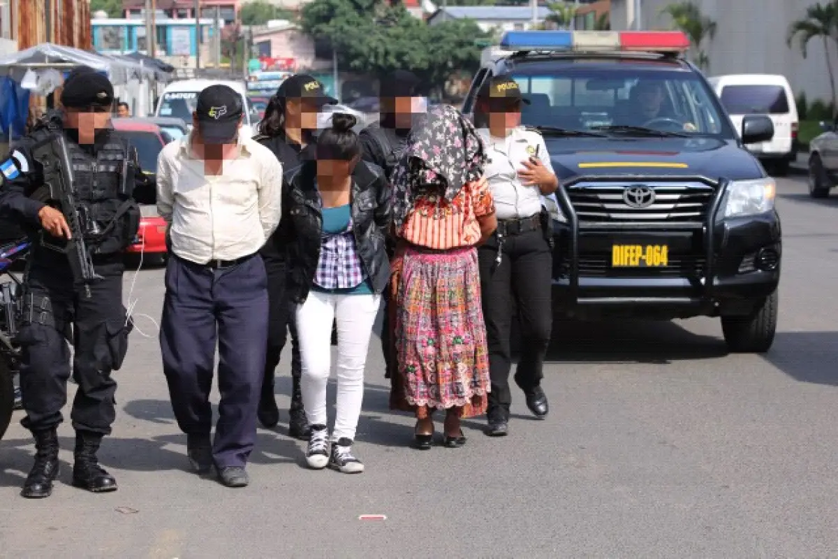 Abuelos y madre bebidas alcohólicos a tres niños, 