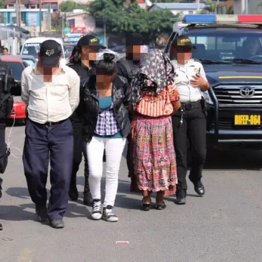Abuelos y madre bebidas alcohólicos a tres niños ,
