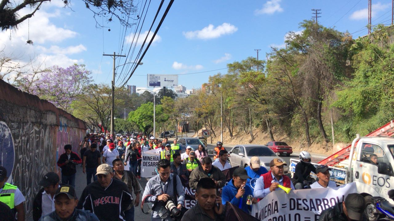 Inicia su recorrido la manifestación de trabajadores de la Mina San Rafael. Foto 3 | 