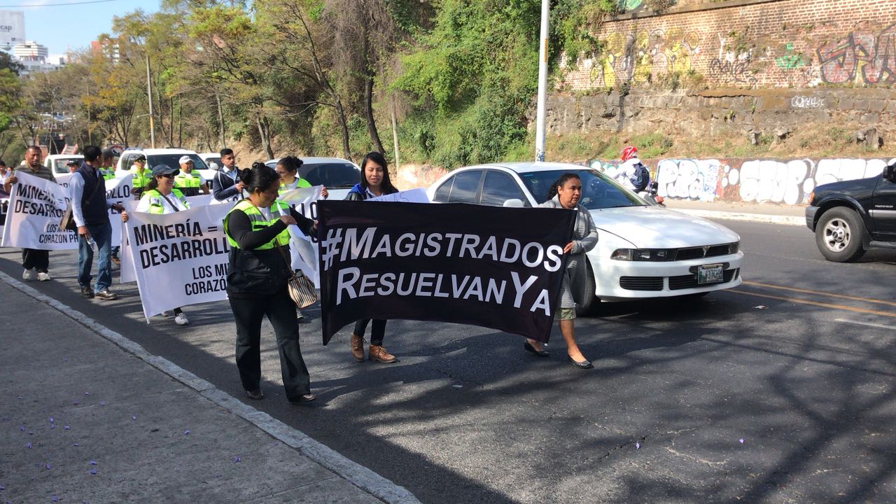 Inicia su recorrido la manifestación de trabajadores de la Mina San Rafael. Foto 3 | 