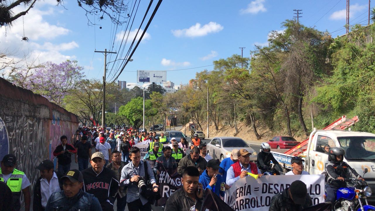 Inicia su recorrido la manifestación de trabajadores de la Mina San Rafael. Foto 3 | 