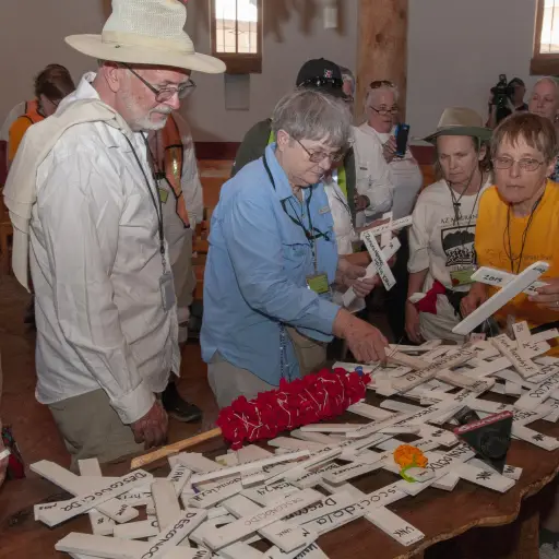 TUC03. TUCSON (ESTADOS UNIDOS), 28/05/2018.- Varias personas sujetan cruces blancas con las que participarán en una caminata que se realiza cada año desde hace 15 para honrar a los inmigrantes fallecidos en el cruce del desierto de Arizona, hoy, lunes 28 