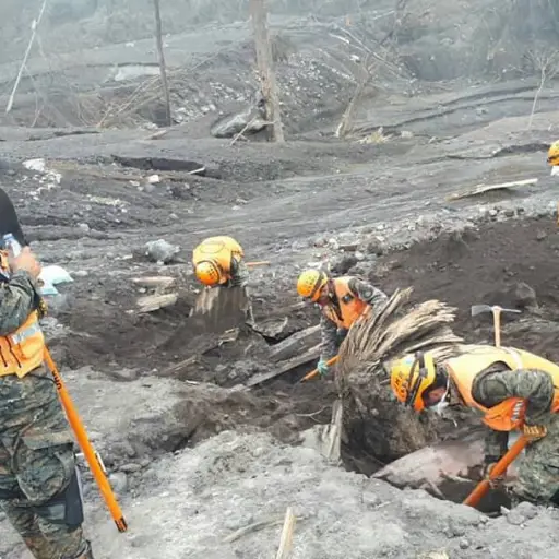 Labores de rescate en zona cero del Volcán de Fuego. ,