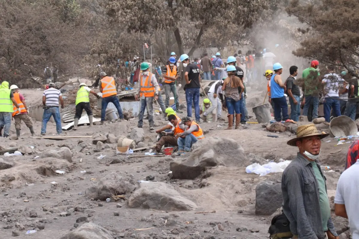 Labores de rescate en Volcán de Fuego. Foto Herlindo Zet. (16), 