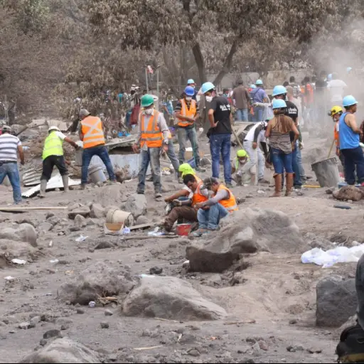 Labores de rescate en Volcán de Fuego. Foto Herlindo Zet. (16) ,