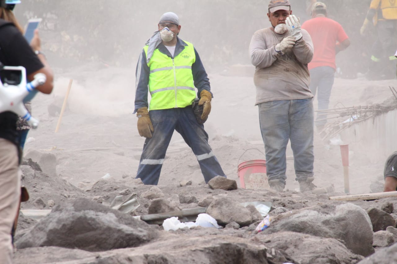 Labores de rescate en Volcán de Fuego. Foto Herlindo Zet. (12) | 