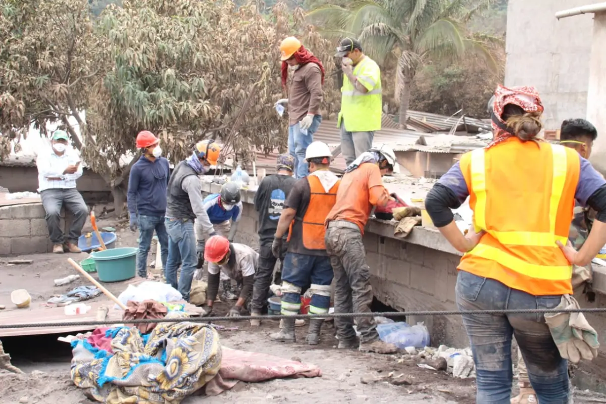 Labores de rescate en Volcán de Fuego. Foto Herlindo Zet. (5), 