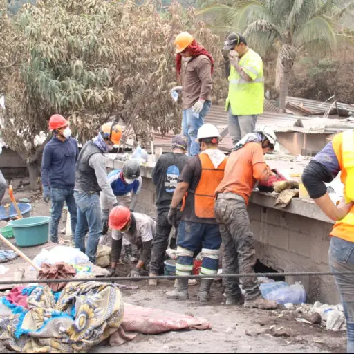 Labores de rescate en Volcán de Fuego. Foto Herlindo Zet. (5) ,