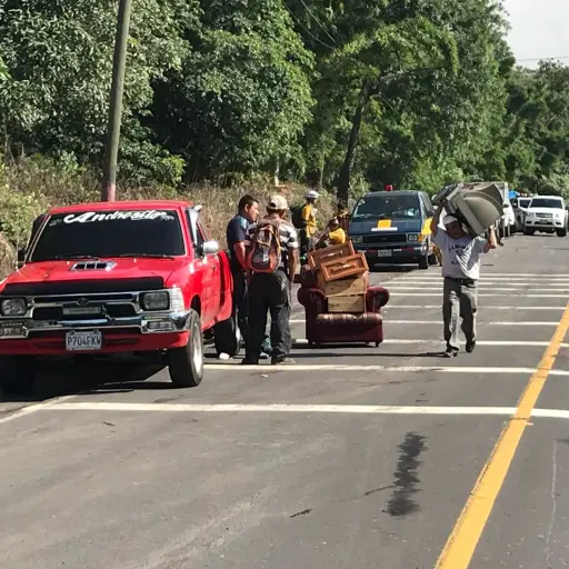 vecinos del volcán de fuego retiran algunas de sus pertenencias 1 ,