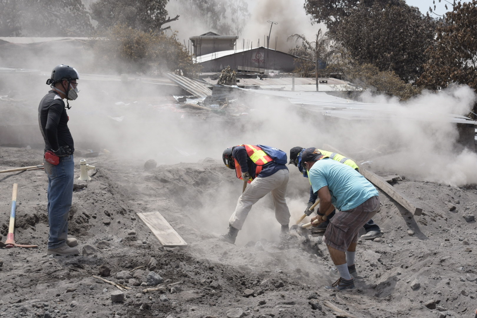 Suben a 110 los fallecidos y fluye ayuda para afectados tras erupción volcán | 